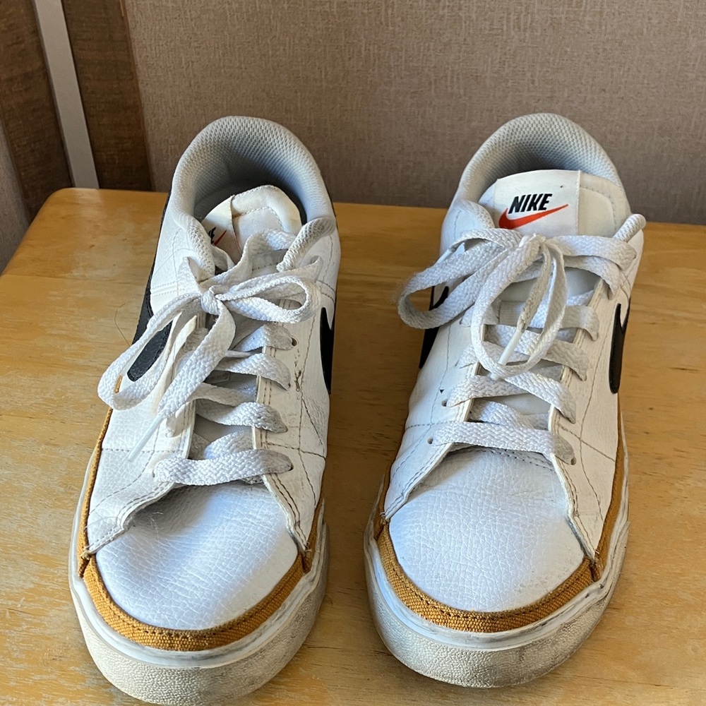 FINAL MARKDOWN Nike White Mesh Sneakers 9